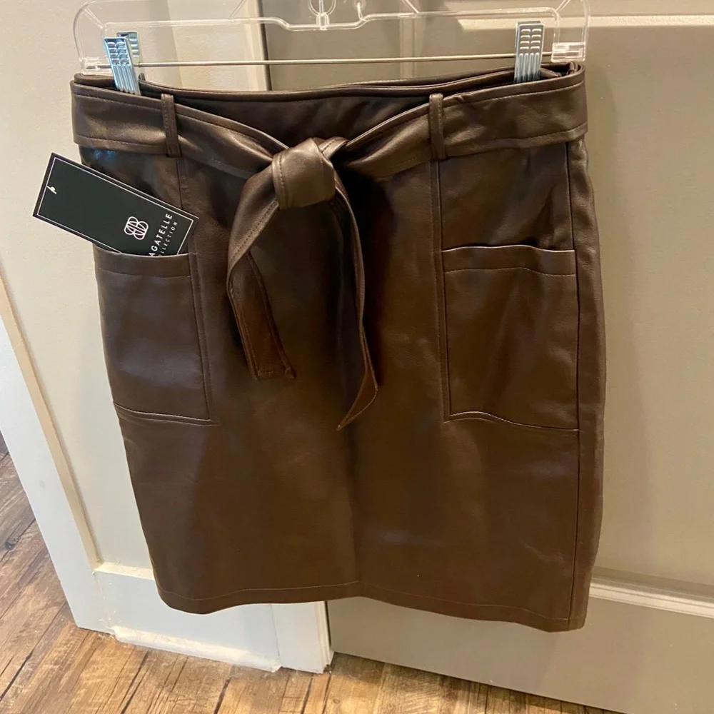 Bagatelle Chocolate Faux Leather straight 22" Skirt Lined Side Zip&Belt SZ 6 NWT - Picture 2 of 6